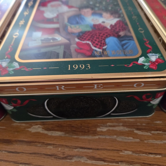 Unlock the Magic Holiday Oreo Tin Set - Picture 6 of 8